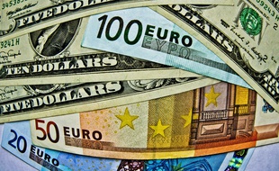 Illustration de dollars et d'euros.