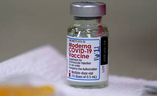 Une fiole contenant des doses du vaccin Moderna (image d'illustration).
