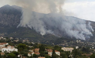 Un incendie aux portes de Menton (Alpes-Maritime), le 9 septembre 2015