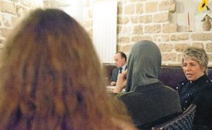 Sofia (de dos) et Latifa Bennari, de l'Ange Bleu (à dr.), lors d'un groupe de parole.