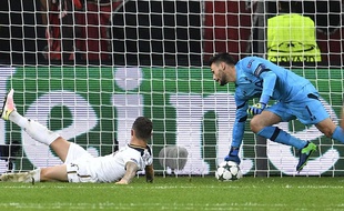 Hugo Lloris a sorti l'arrêt de l'année avec Tottenham face à Leverkusen (0-0) en Ligue des champions, le 18 octobre 2016.