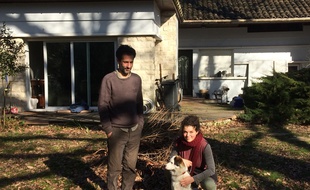 Alex et Maeva devant la maison squattée par Alex à Pessac.