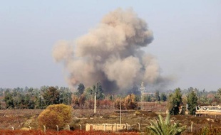 De la fumée s'élève au nord de Bagdad alors que les forces irakiennes combattent des jihadistes de l'EI le 2 janvier 2015