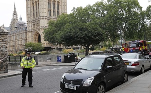 Un officier de police à Londres, devant le Parlement britannique où une voiture a foncé sur la foule mardi 14 août 2018.