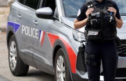 Un résident poignarde le directeur d’un foyer avant d’être blessé par la po…