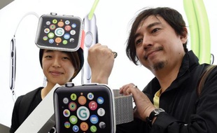 Makoto Saito (g) et Kazumi Oda (d) posent après avoir acheté une montre Apple Watch à Tokyo le 24 avril 2015
