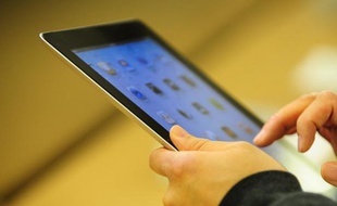 Près de trois foyers français sur quatre sont équipés d'au moins un ordinateur et lorgnent de plus en plus sur les tablettes multimédia, illustrant une tendance au "multi-équipement" qui se développe au sein des familles, selon une étude Médiamétrie et GfK publiée jeudi.