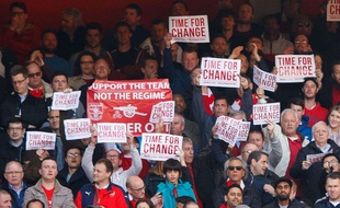 Des supporters d'Arsenal réclame le départ d'Arsène Wenger le 30 avril 2016.