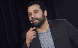 L'humoriste Yassine Belattar lors d'une représentation au Théâtre de Dix Heures, à Paris, en mai 2016.