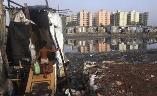 Un enfant entre dans une latrine, le 22 octobre 2010 à Bombay, en Inde.
