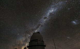 Il y a plus de planètes que d'étoiles dans notre galaxie où le système solaire a longtemps été considéré comme une exception, selon une étude publiée mercredi par une équipe internationale d'astronomes.