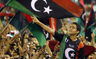 La foule acclame le leader du Conseil national de transition lors d'un discours à Tripoli en Libye, le 12 septembre 2011.