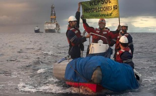 Photo réalisée par l'association Greenpeace montrant ses membres manifester contre le navire d'exploration pétrolière au large des Canaries, le 15 novembre 2014