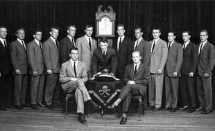 Les membres de Skull and Bones de 1947, à Yale