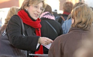 La sénatrice socialiste Marie-Noëlle Lienemann a qualifié vendredi Nicolas Sarkozy de "Super Menteur" après des propos tenus jeudi par le chef de l'Etat devant des responsables des Restos du Coeur en banlieue parisienne sur les logements sociaux.