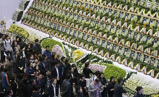 Affluence pour rendre hommage aux victimes du naufrage d'un ferry en Corée su Sud, le 26 avril 2014.