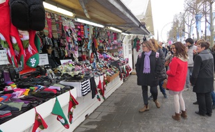 La question de la reconduction du marché de Noël des Champs-Elysées va être posée au prochain Conseil de Paris (Illustration).