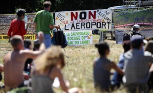 Des personnes assistent à un festival de musique sur le site du projet controversé d'aéroport à Notre-Dame-des-Landes, le 3 août 2013