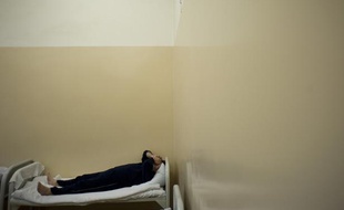 Illustration d'un patient dans un hôpital psychiatrique.