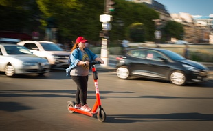 Une utilisatrice de trottinette électrique à Paris. (Illustration)