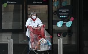 A la sortie d'un supermarché, à Bordeaux, le 27 octobre 2020.