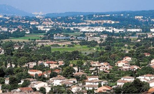 A Aubagne, les terres agricoles (au centre) sont encerclées par les zones commerciales et les habitations.
