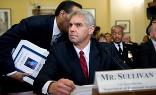 Trois nouveaux membres du Secret Service ont démissionné, portant à six le nombre de policiers impliqués dans un scandale de prostitution en Colombie à quitter la force chargée de protéger le président Barack Obama, qui en a reçu vendredi le chef.