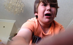 Un enfant mange un piment devant sa webcam