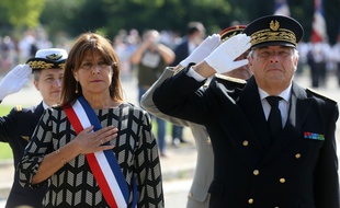 La nouvelle maire de Marseille Michèle Rubirola, aux côtés du préfet Pierre Dartout, lors de la cérémonie du 14 juillet.