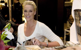 L'actrice Brigitte Nielsen dédicace ses mémoires à Copenhague, le 27 octobre 2009.