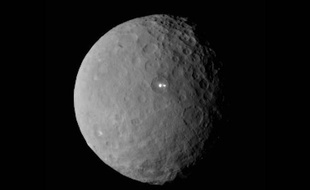 La planète naine Cérès et ses points lumineux, février 2015.