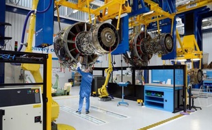 L'équipementier aéronautique Safran a relevé mardi de 5% à 7% sa prévision d'augmentation de son chiffre d'affaires 2013, après avoir vu nettement progresser ses ventes au premier trimestre, grâce aux moteurs d'avions civils et aux services.