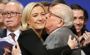 Marine Le Pen et son père Jean-Marie Le Pen à Lyon le 30 novembre 2014.
