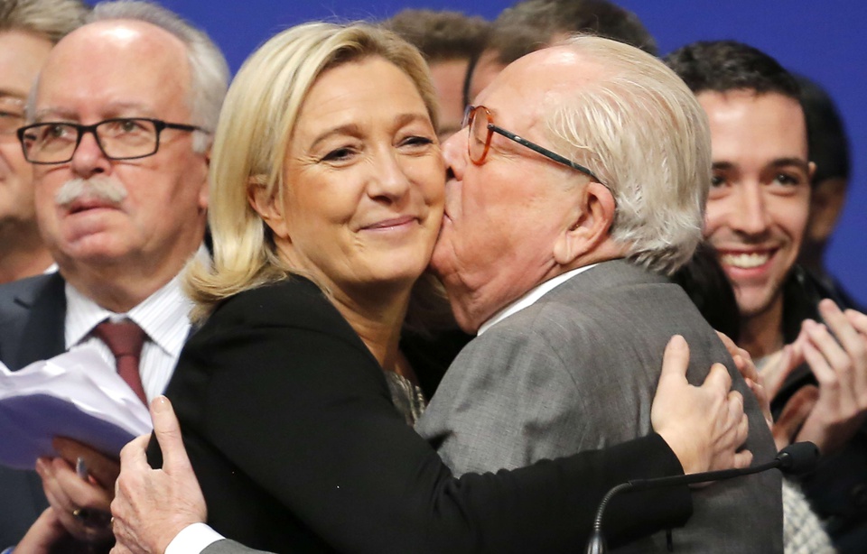 Qui Sont Les Parents De Jean-marie Le Pen Extrême droite: Jean-Marie Le Pen entouré de ses trois filles pour