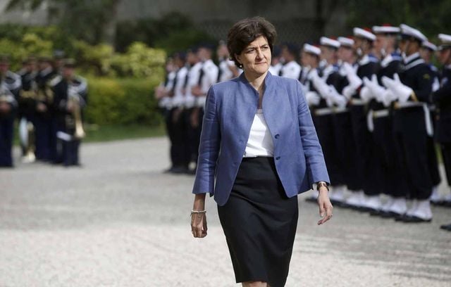 La ministre des Armées Sylvie Goulard quitte le gouvernement en juin 2017. Elle emboîte le pas à François Bayrou, toujours dans l’affaire des assistants d’eurodéputés du MoDem. Un non-lieu est prononcé en 2023.