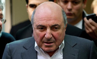 L'autopsie du corps du dissident russe Boris Berezovski, retrouvé mort dans le sud de l'Angleterre, a révélé qu'il était probablement décédé par pendaison, a-t-on appris lundi de source policière.