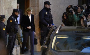 Pendant plus de six heures, Cristina de Bourbon, fille du roi d’Espagne, haut cadre dans une fondation bancaire, a répondu samedi à la justice en affirmant qu'elle ignorait les agissements de son époux: une "stratégie de l'amour" qui risque d’avoir peine à convaincre.