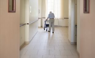Le Sénat a adopté mardi 12 octobre 2021 en première lecture une proposition de loi inspirée par la crise sanitaire, visant à instaurer un droit de visite pour les malades et personnes âgées ou handicapées en établissement.