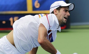 Novak Djokovic au service en finale du tournoi de Cincinnati contre Andy Murray, le 21 aout 2011.