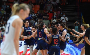 Les joueuses serbes célèbrent leur victoire contre la France en finale de l'Eurobasket le 27 juin 2021 à Valence (Espagne). (Photo by Jose Jordan / AFP)