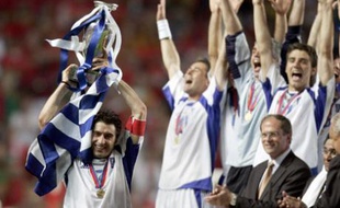 Le capitaine de la sélection de Grèce, Theodoros Zagorakis, soulevant le trophée de l'Euro 2004, remporté en finale aux dépens du Portugal, à Lisbonne, le 4 juillet 2004.