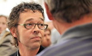 Le médecin urgentiste bayonnais Nicolas Bonnemaison parle avec des collègues venus le soutenir, alors qu'il quitte le 13 septembre 2011 le palais de justice de Pau