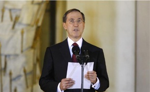 Claude Guéant annonce la composition du nouveau gouvernement, hier à l'Elysée.