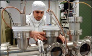 Les nanotechnologies, que certains voient porteuses d'une nouvelle révolution industrielle, sont-elles condamnées par les inquiétudes de l'opinion ? Scientifiques, industriels et politiques redoutent un rejet comparable à celui qui a étouffé dans l'oeuf le développement des OGM en France.