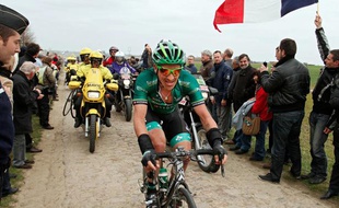 Le français Sébastien Turgot (Europcar) passe sur le secteur pavé de l'Arbre lors du 110e Paris-Roubaix, le 8 avril 2012.