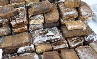 160 kg de résine de cannabis, 25.000 euros en liquide et une arme ont été saisis. (illustration)