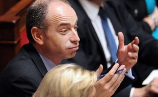 Jean-François Copé, le président de l'UMP, a contesté lundi que la transparence des patrimoines des élus soit de règle partout en Europe, assurant que c'était "une idée reçue" qu'il combattait.