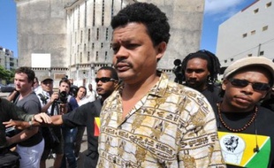 Le leader du collectif LKP Elie Domota a qualifié dimanche de "véritable usine à gaz" la proposition des médiateurs pour parvenir à une hausse proche de 200 euros pour les bas salaires en Guadeloupe.