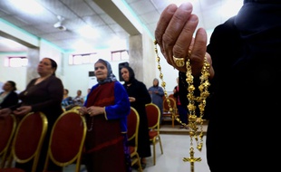 Des chrétiens dans une église près de Mossoul, en Irak, le 19 juillet 2014.