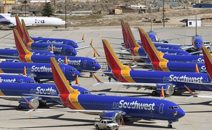 (Illustration) Des Boeing 737 MAX de Southwest Airlines sont stationnés sur le tarmac après avoir été immobilisés, à l'aéroport de Southern California Logistics à Victorville, en Californie, en mars 2019.